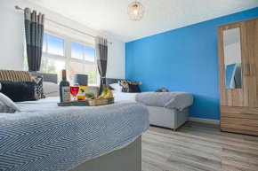 STAY WITH US!! 2 BEDROOM APARTMENT IN BICESTER FOR 5 PEOPLE, CLOSE TO BICESTER VILLAGE, WITH FREE WIFI & 2 FREE PARKING by PLATINUM KEY PROPERTIES BICESTER